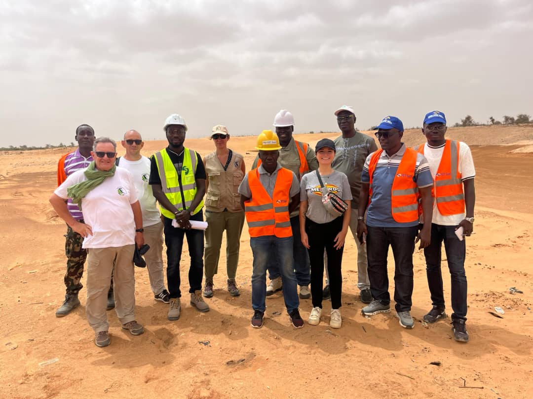Délégation officielle conjointe sur le chantier de l'ISDND de Meckhé : équipes PET SUARL, ingénieurs de SETEC et experts de coopération technique (GESCOD).