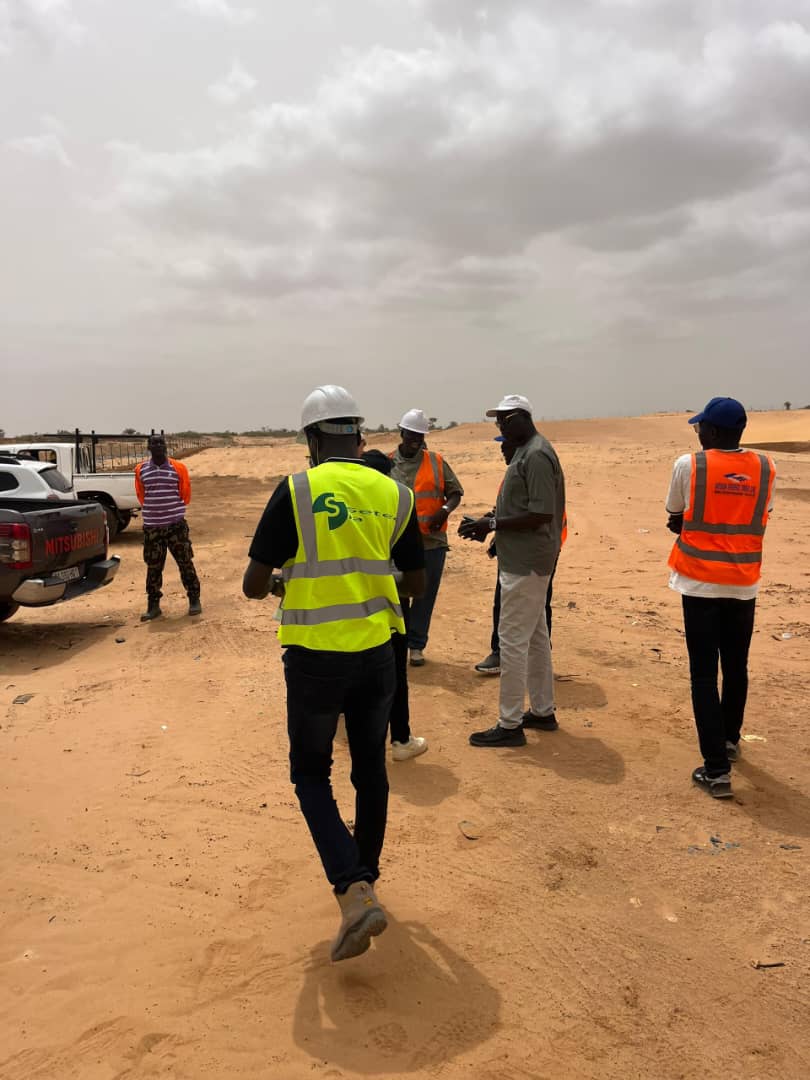 Contrôle technique et réunion sur le terrain avec le maître d'œuvre SETEC Infrastructures Afrique et l'encadrement PET.