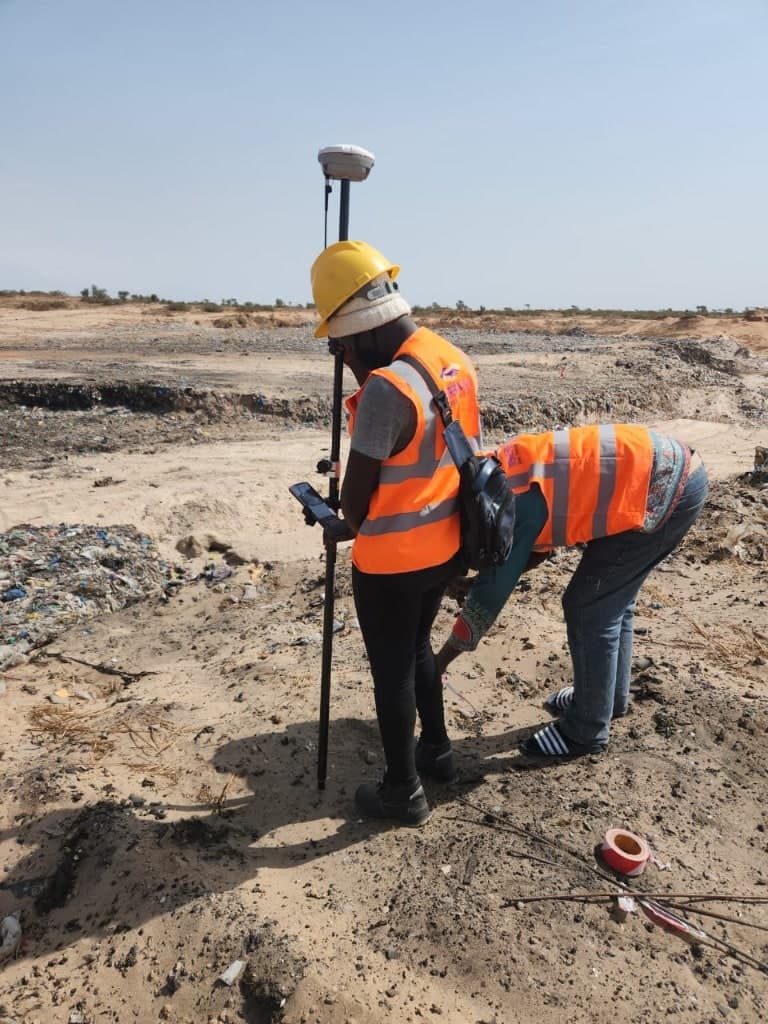 Technicien géomètre topographe de PET équipé d'un système de positionnement GNSS/GPS de précision sur le chantier.